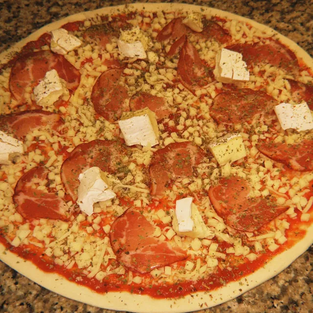 Una pizza vista desde arriba, sobre el granito