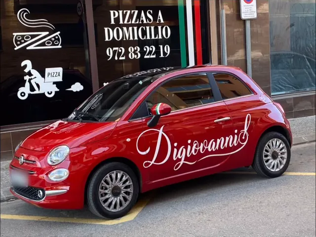 El Fiat 500 rojo con el nombre Digiovanni, delante del escaparate «Pizzas a domicilio»