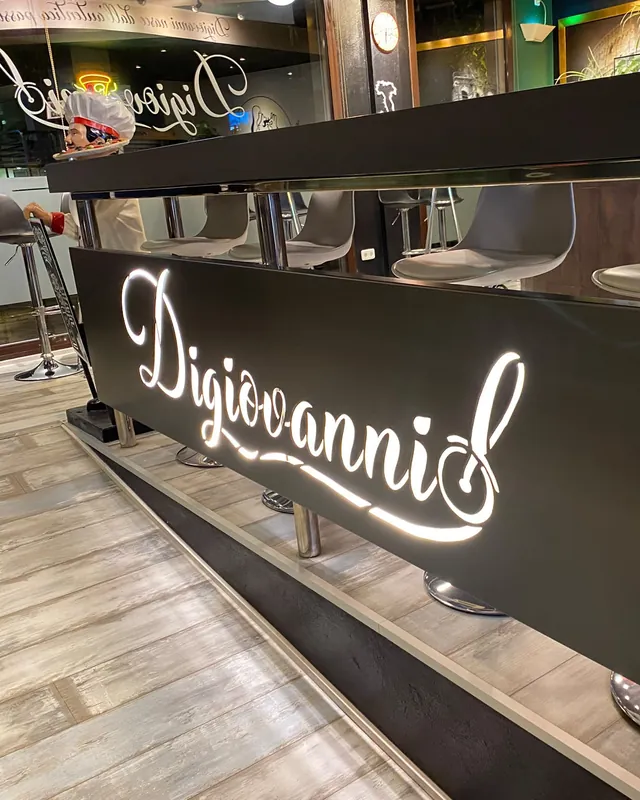 El mostrador de Digiovanni con el nombre iluminado