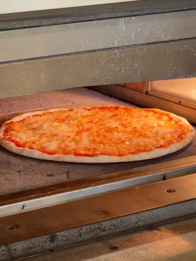 Una pizza dentro del horno