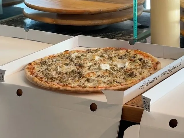 La pizza 16 de Febrero en su caja
