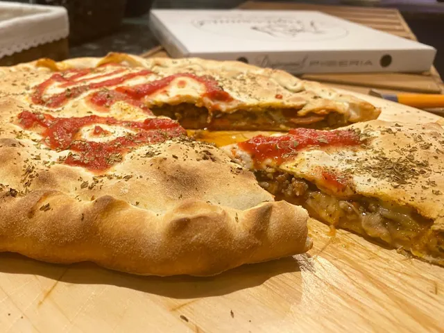 La Digiovanni, el calzone redondo, abierta para ver el relleno