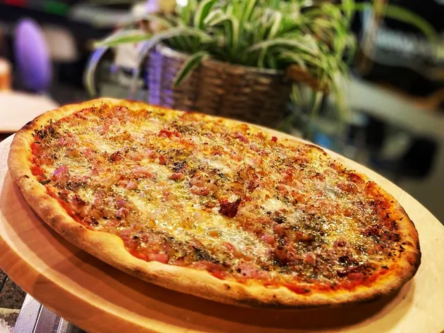 La pizza Llagostera sobre la tabla de madera