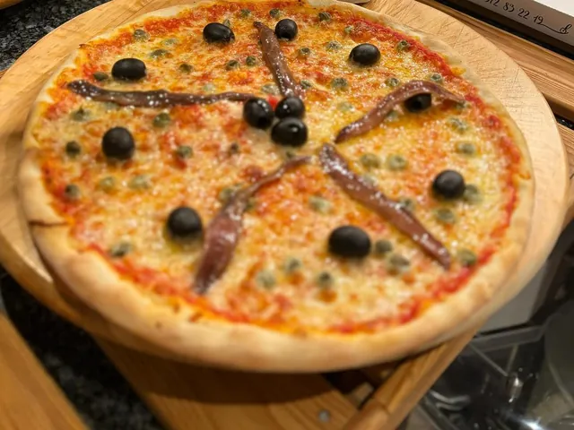 La pizza Napoli, con anchoas, alcaparras y aceitunas